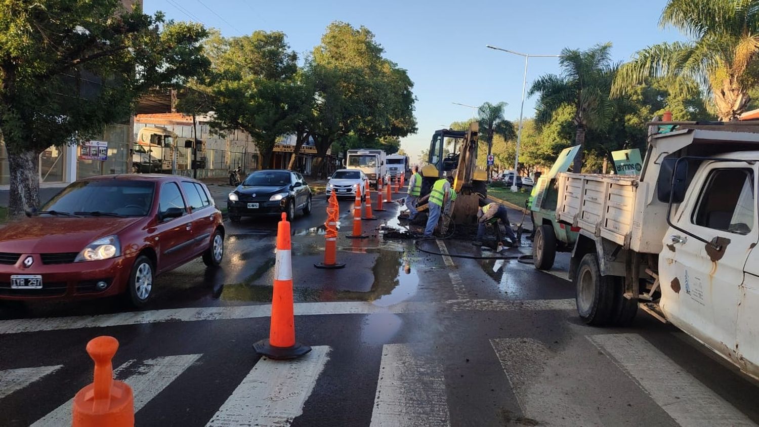 ASSA comenzó la reparación de la pérdida de agua sobre el Bv. Irigoyen 