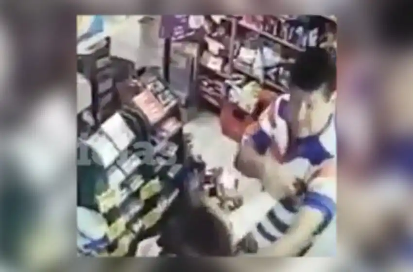 Video: la agresión de un hombre a una kiosquera que no le aceptó un billete de $2