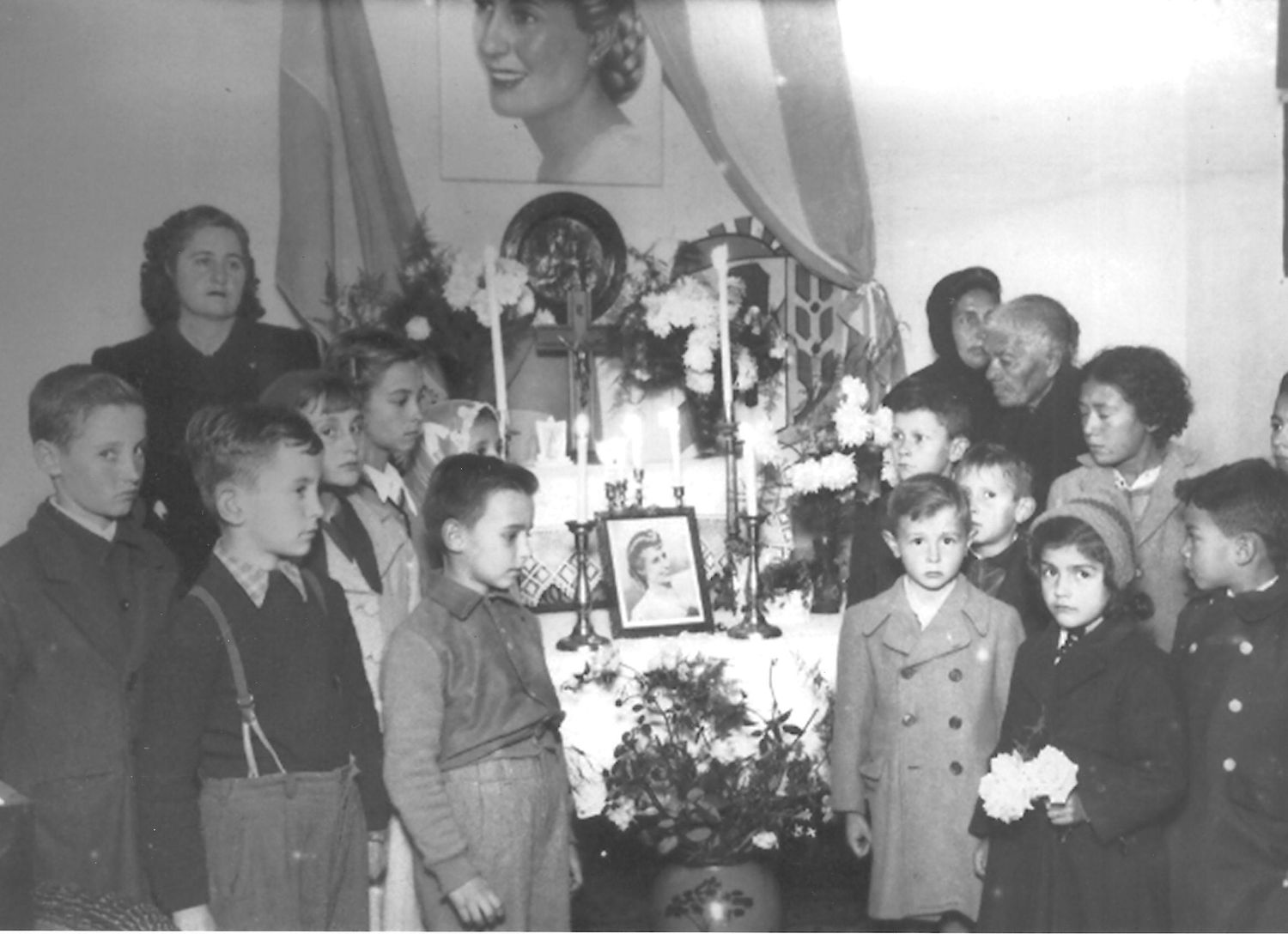 En la capilla ardiente en la CGT, obreros, niños y familias rendían honor a Evita.