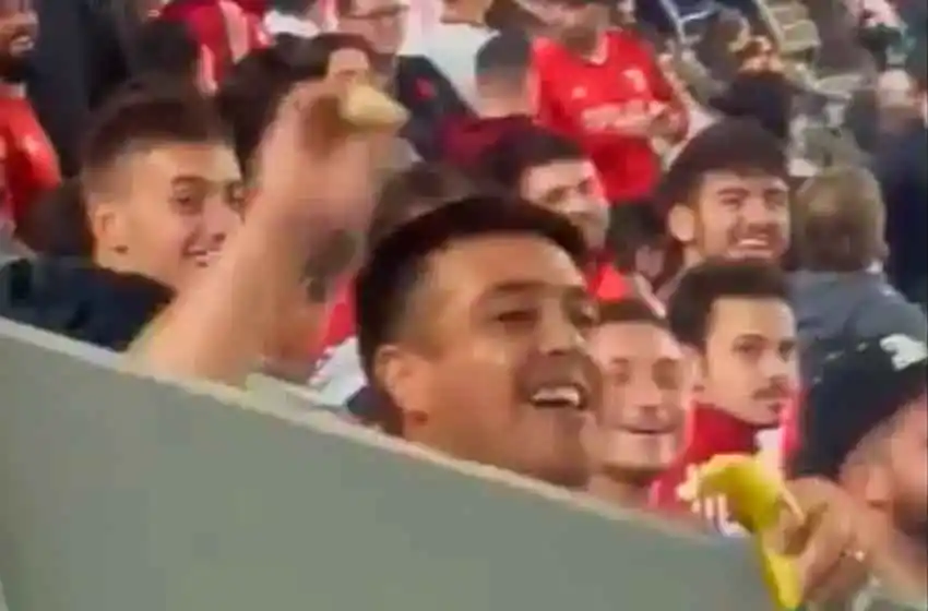 Repudio: un fanático de River le tiró una banana a la hinchada de Fortaleza