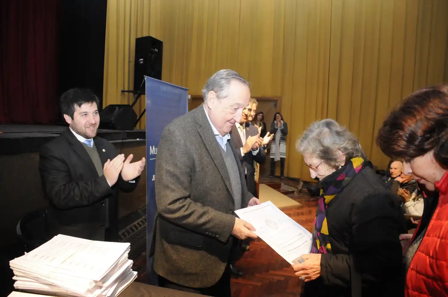 Entregaron escrituras de viviendas  a vecinos de diferentes barrios