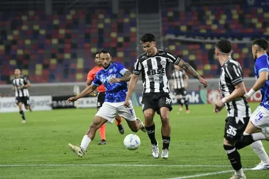 Central Córdoba y Cerro Largo empataron 0-0 en el partido de ida. Foto:NA