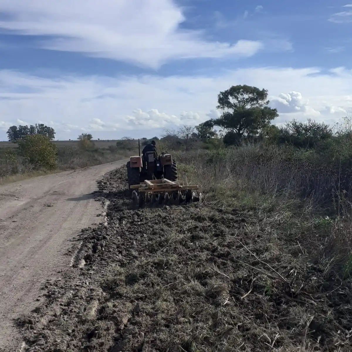 La Comuna de Estación Lazo inició trabajos de mejora en caminos rurales del Segundo Distrito