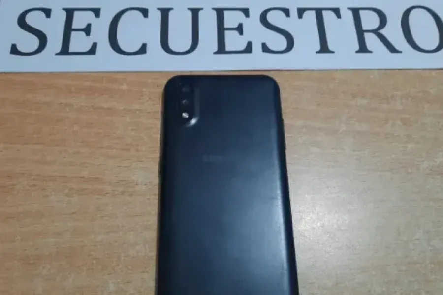 Frente a un boliche, encontraron un celular sonando sin su dueño: había sido robado