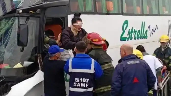 Una docena de heridos en impactante accidente entre un camión y un micro que venía a Entre Ríos