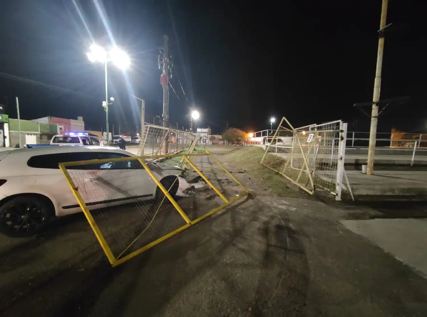 Un auto perdió el control y terminó estrellándose contra las rejas del Corsódromo