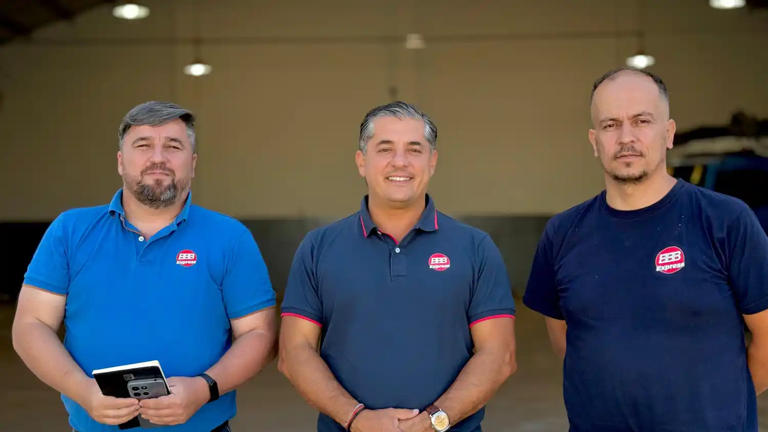 Guillermo Quiroga, en el centro de la imagen, junto a integrantes del equipo de la empresa.