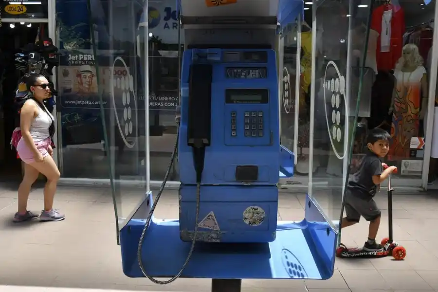 Telefonos públicos: ya casi no se usan pero son atracción turística y se venden en la web