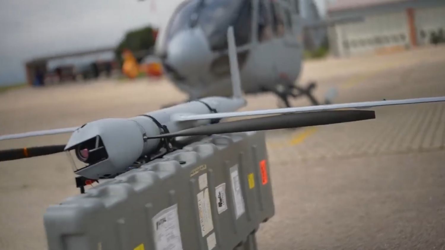 Airbus valida con éxito la cooperación entre el helicoptero H135 y el dron Flexrotor en ensayo con la Armada Española