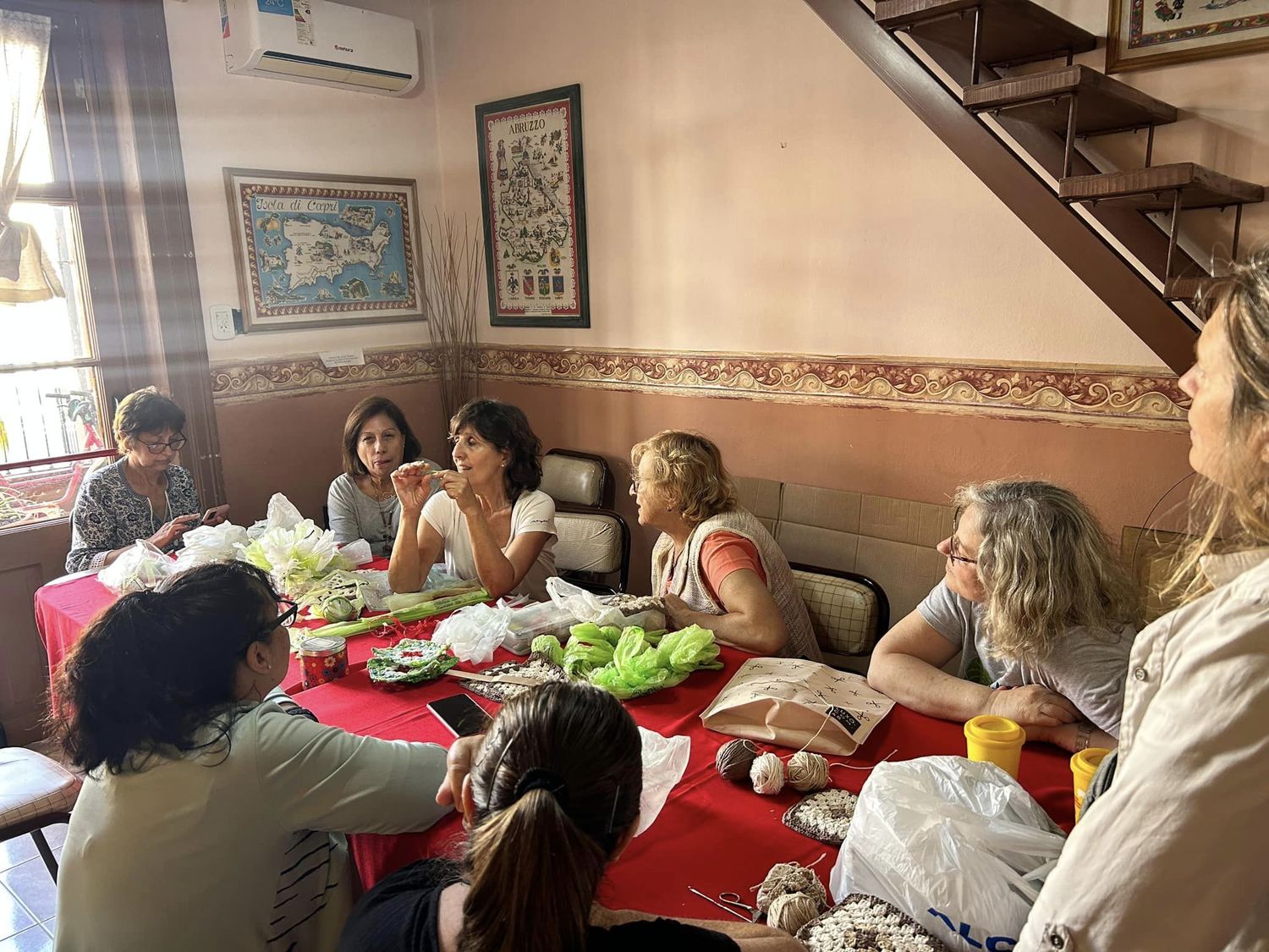Navidad: tejedoras de crochet arman el tercer arbolito con bolsas recuperadas