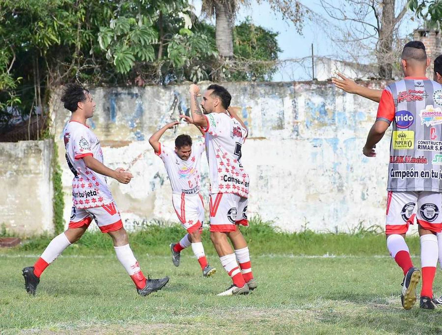 Chacra 8 goleó al rojo y
se mantiene como líder