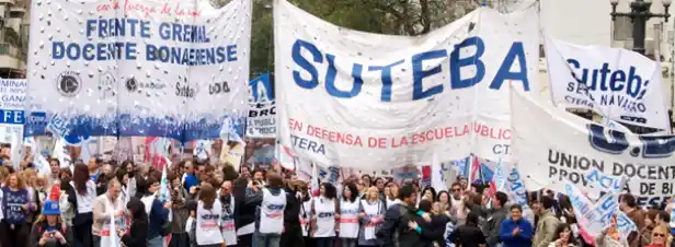Docentes bonaerenses del Frente Gremial marchan a la Casa de la Provincia en Capital