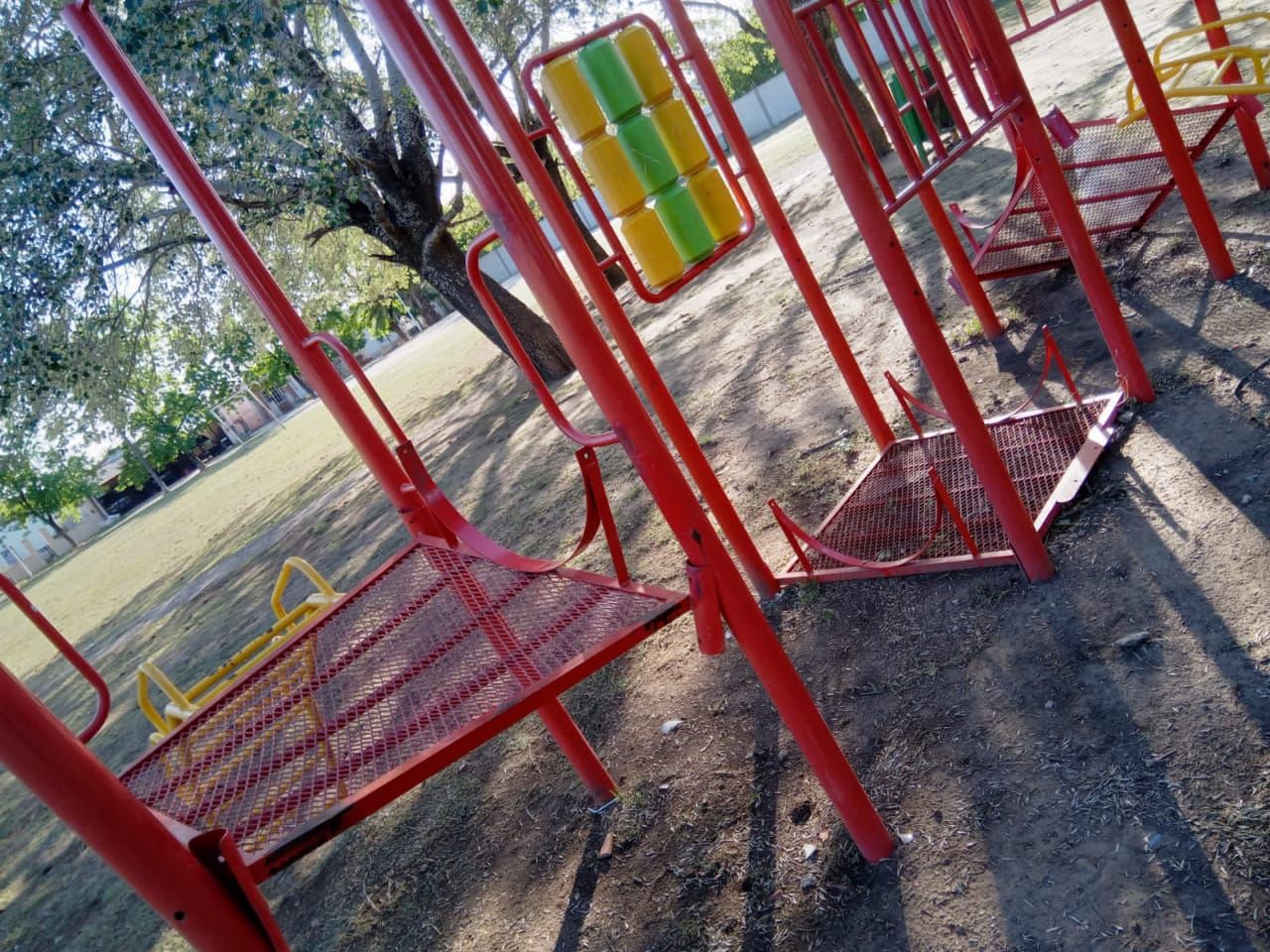Vandalismo en la plaza de Los Aromos: piden no utilizar los juegos hasta que los reparen
