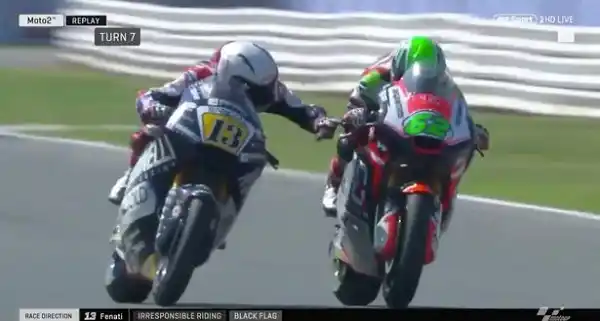 Una locura: le frenó la moto a su rival en plena carrera