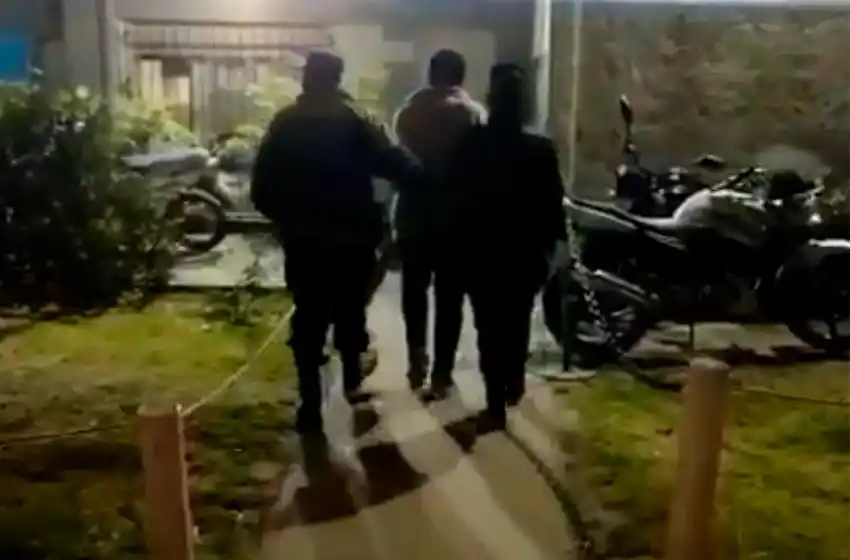 Estaba abriendo la puerta de un auto para robar y lo atraparon tras una persecución