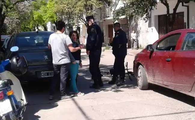 Robó un celular, chocó un auto y lo detuvieron los vecinos