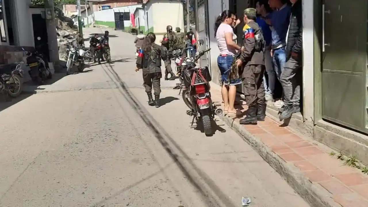 Guerrilleros de las FARC patrullan calles colombianas como si nada