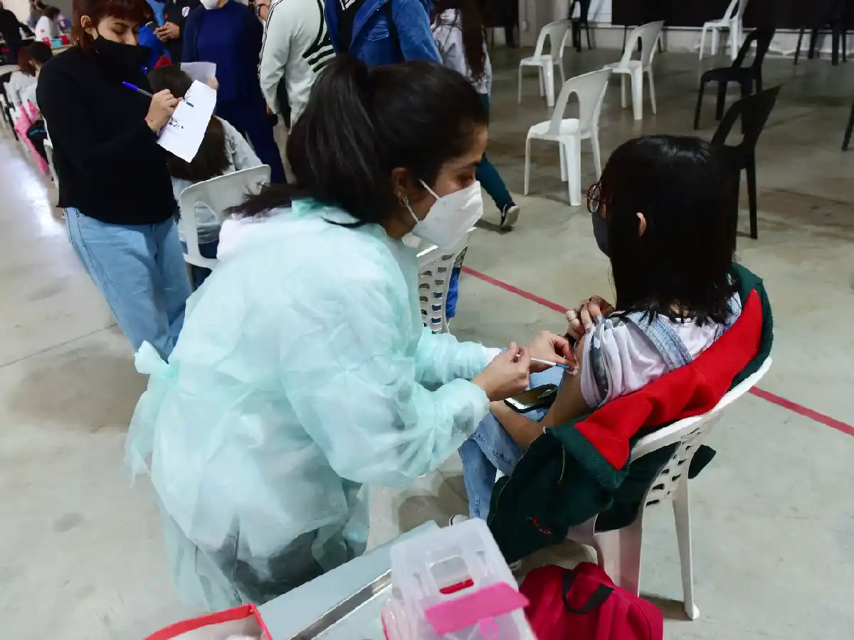  Covid: este miércoles vacunarán a más de 300 menores de 18 años 