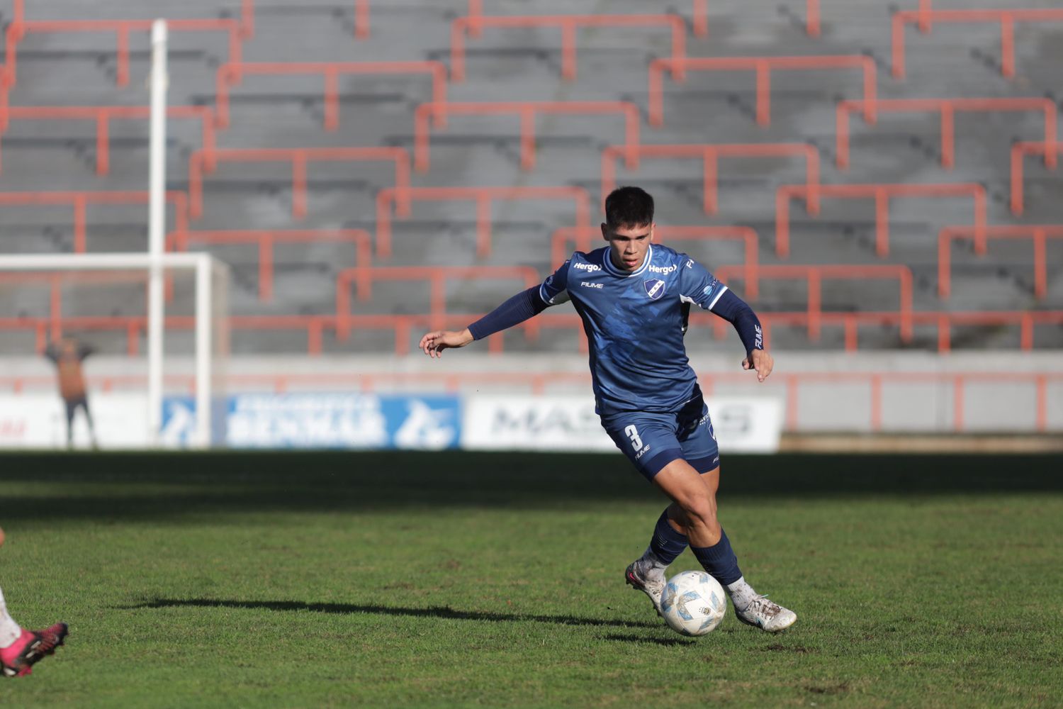 Lucas Monzon con el control de la pelota