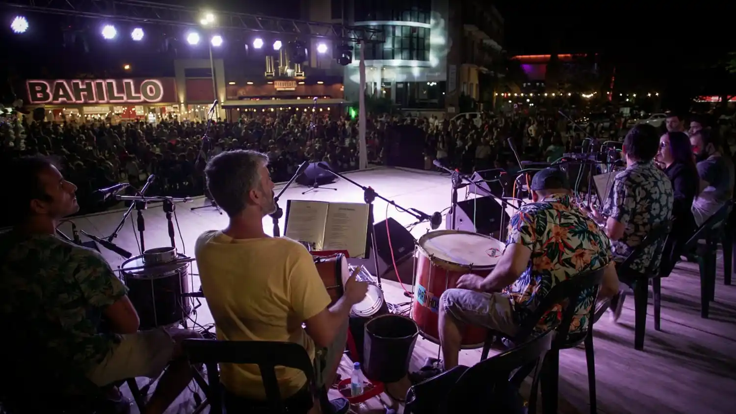 Lanzaron la temporada de verano con un show artístico y miles de personas