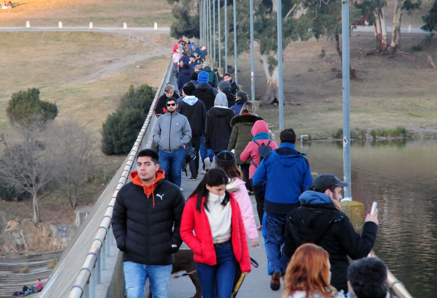 Turistas y locales disfrutan de los paseos en las vacaciones de invierno.