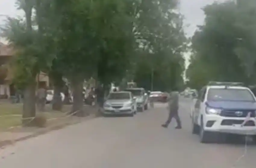 Graves incidentes en Miramar: manifestantes arrojan piedras y bombas molotov a la comisaría