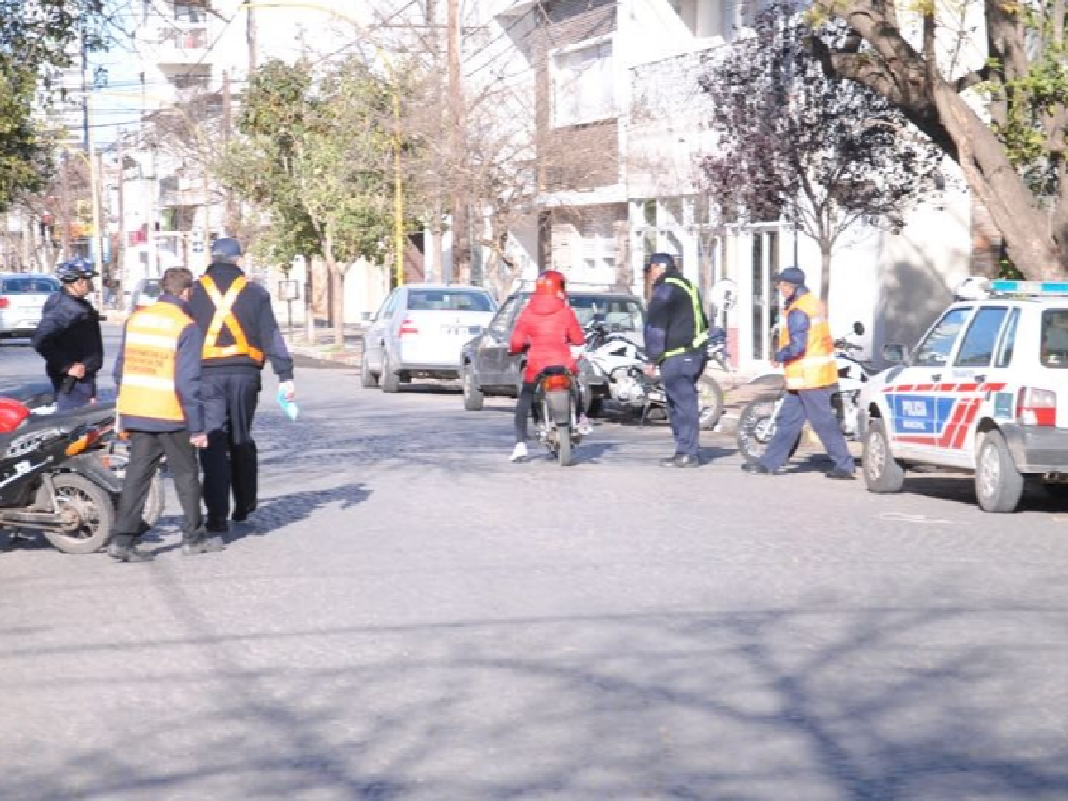 Se quedó dormido en el semáforo sobre Av. Cervantes: estaba alcoholizado  
