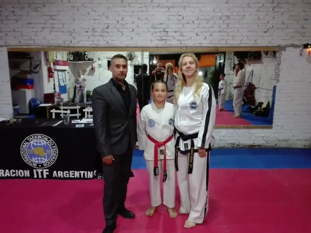 Taekwondo FAIT Tres Arroyos: flamante cinturón negro infantil