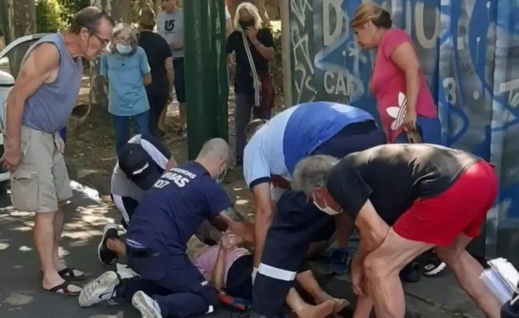 Atropelló a una mujer a toda velocidad, la mató y se dio a la fuga