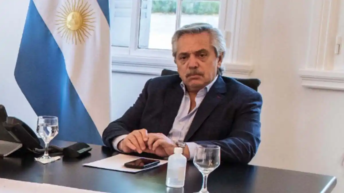 Alberto Fernández:  "¿Qué es más importante, preservar puestos de trabajo o poder comprar 200 dólares por mes?"