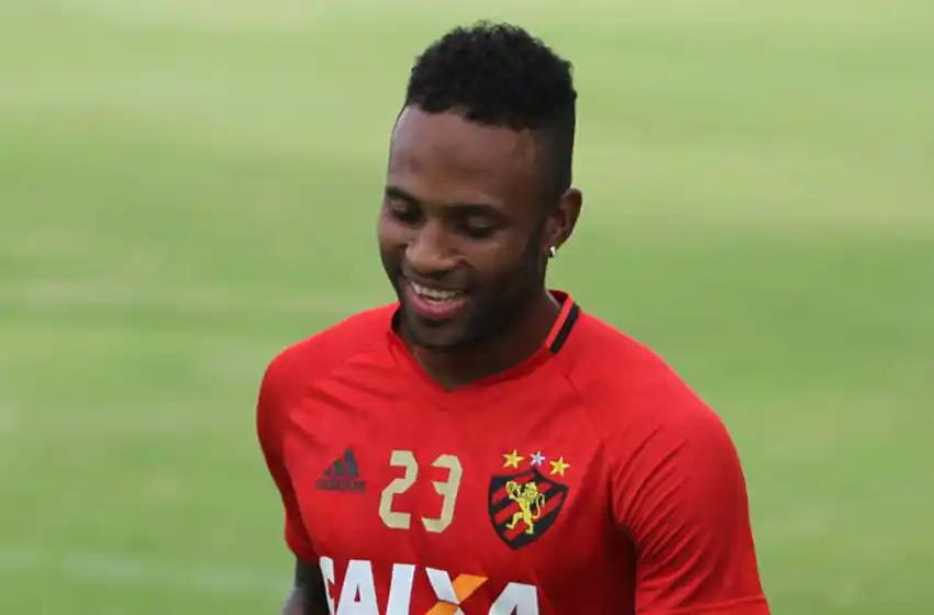 La llegada de Reinaldo Lenis quedó stand by