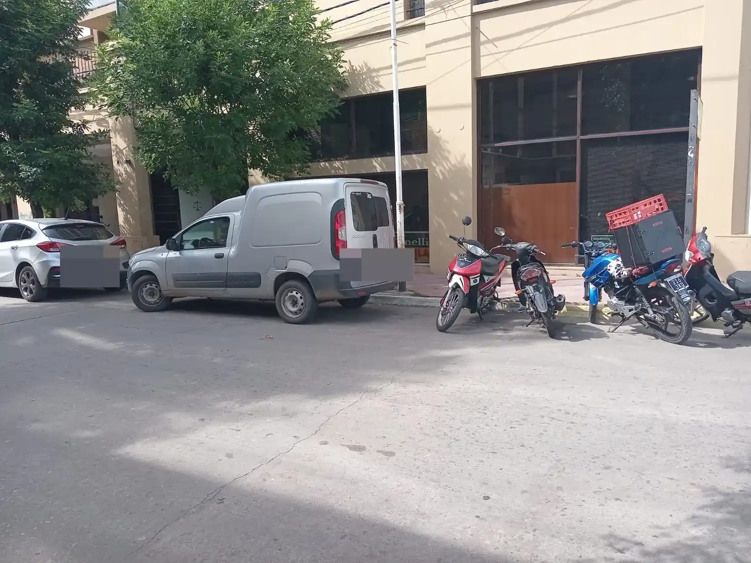 “Los autos estacionados en cualquier lugar”