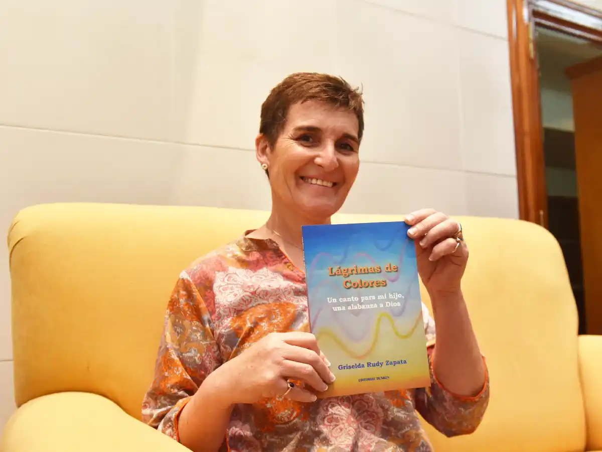 Convirtió el dolor de perder a su hijo en "Lágrimas de colores"