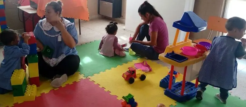 Funciona una sala maternal para bebés de madres adolescentes