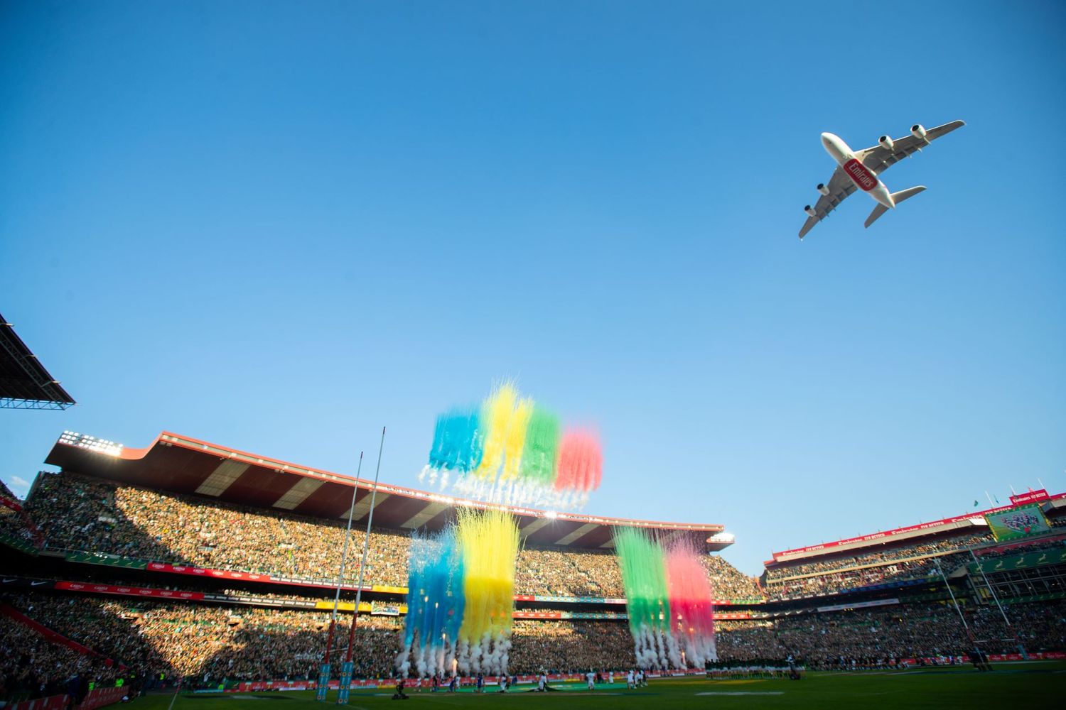 A380 sobre Sudáfrica: Emirates sobrevuela Ellis Park en la previa del test match entre los Springboks y los All Blacks