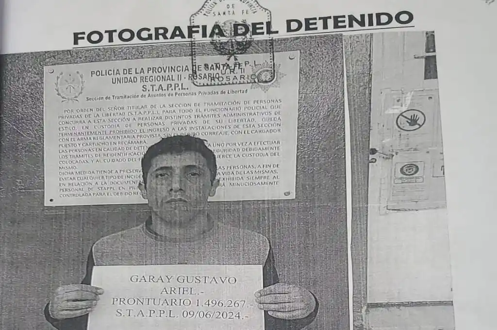 En base a datos aportados por voceros y a comentarios de vecinos de la cuadra, los presos huyeron por el estacionamiento que da a calle Riobamba. Foto: Gentileza.