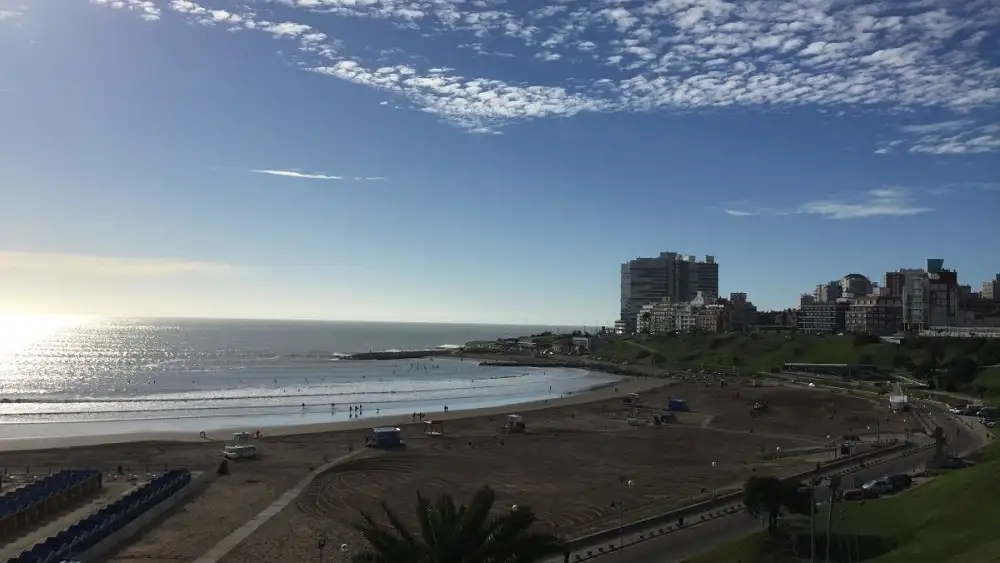 Empezó el fin de semana largo con expectativas moderadas en Mar del Plata.