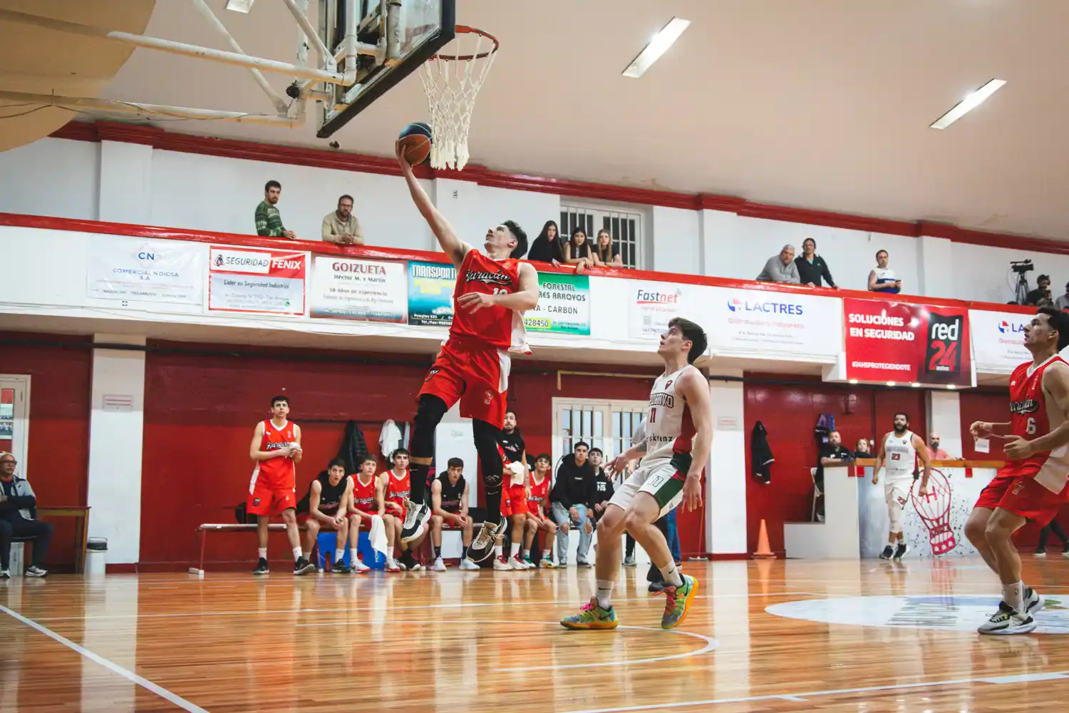 Huracán logró un ajustado triunfo 74-71 frente a Sarmiento de Coronel Suárez