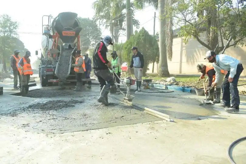 Avanza a buen ritmo el trabajo de pavimentación sobre la calle Felipe Oliva