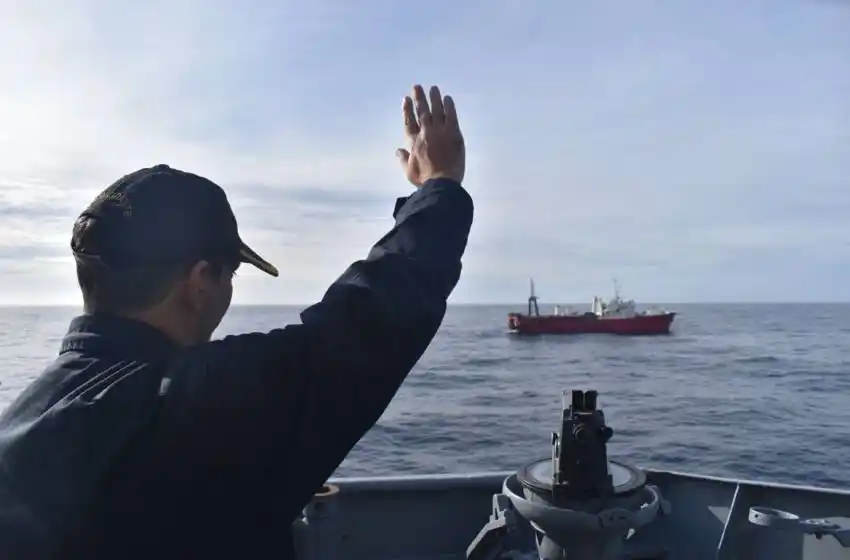 Se demora la llegada a la ciudad de sobrevivientes de un naufragio