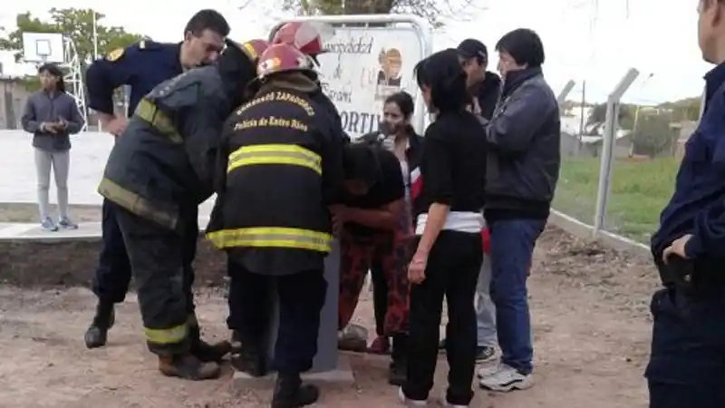 Rescataron a un niño atrapado en un cesto de basura en Paraná 