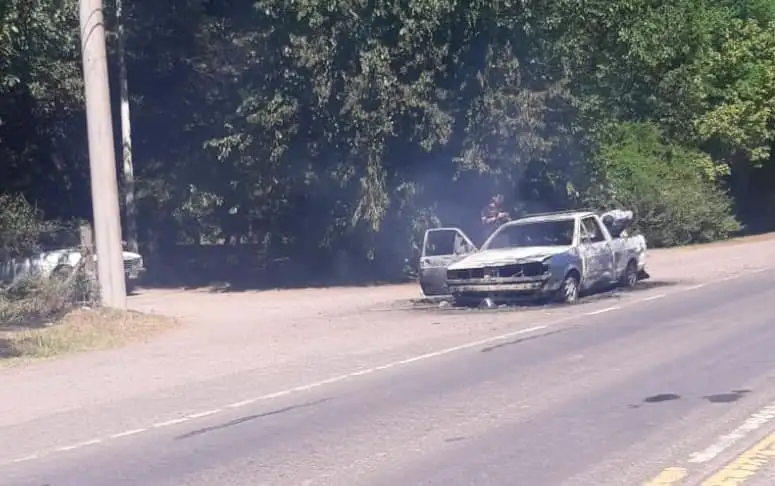 Se incendió un vehículo y el fuego se propagó a un campo