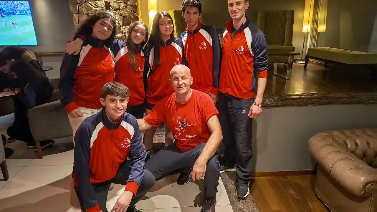 Los tandilenses, en Bariloche. Arriba: Marani Lozano, Fuenzalida Althabe, Genzone, Domenez y Pantusa. Abajo: Carron e Isern.