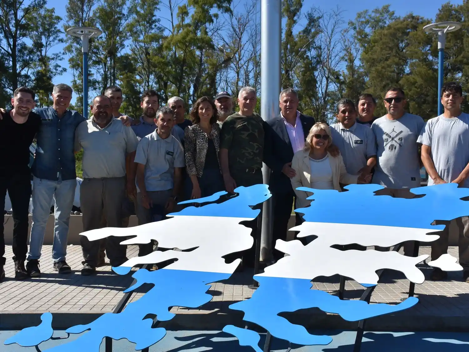 Busquet y Di Gregorio junto a los trabajadores comunales chovetenses