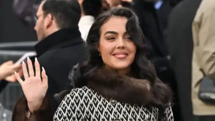 Georgina Rodríguez impone su estilo en la Semana de la Moda de París con tres looks impactantes que reflejan su versatilidad