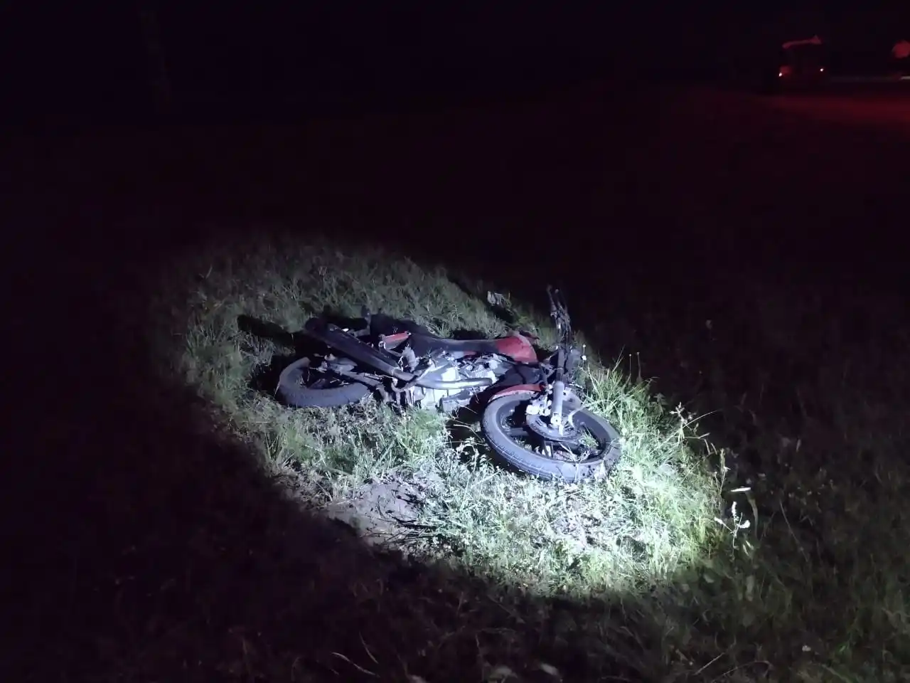 Un choque entre un auto y una moto con lesionados graves