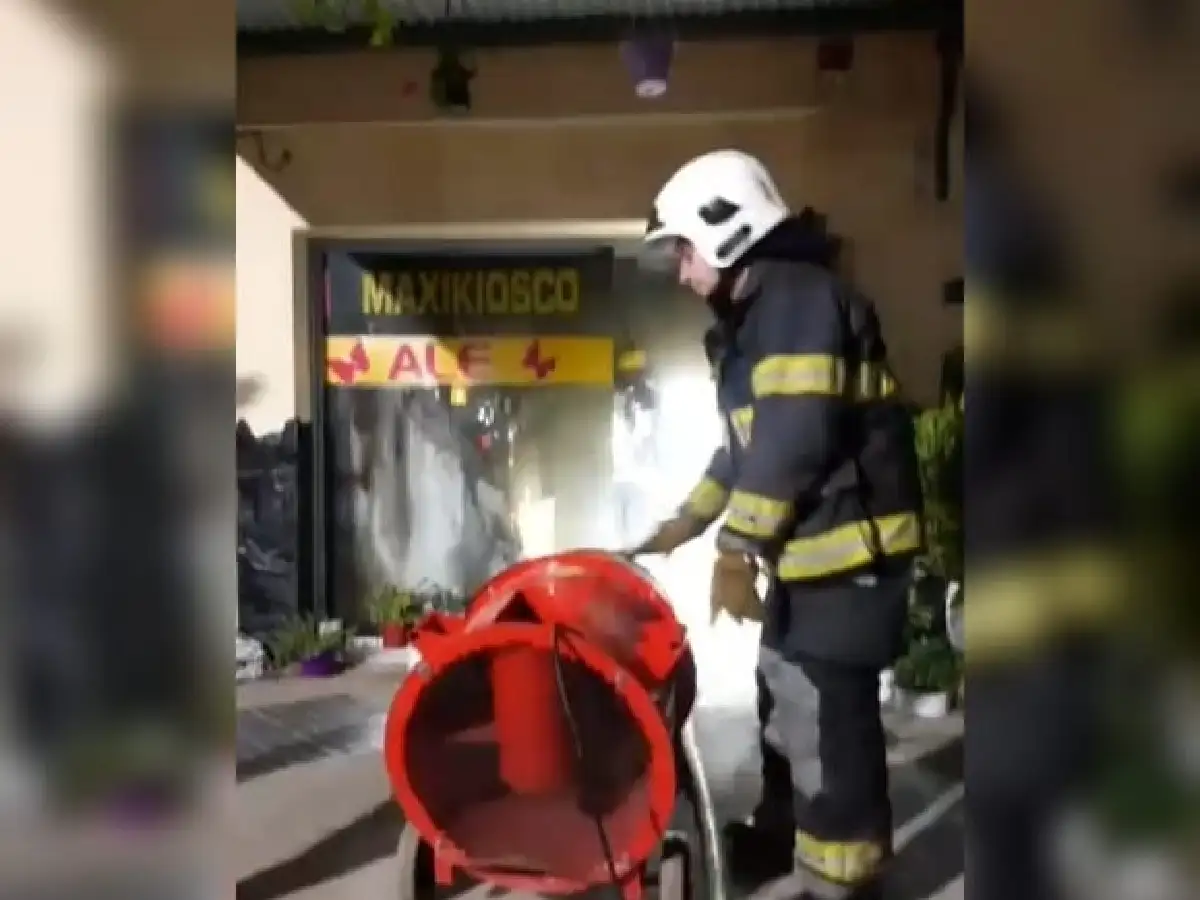 Bomberos combatieron incendio en un maxikiosco 