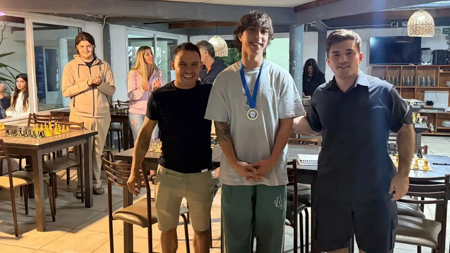 En el centro. El ganador Nicolás Zubillaga, junto a Emanuel, profesor de la Escuela Municipal y Facundo, presidente del Club