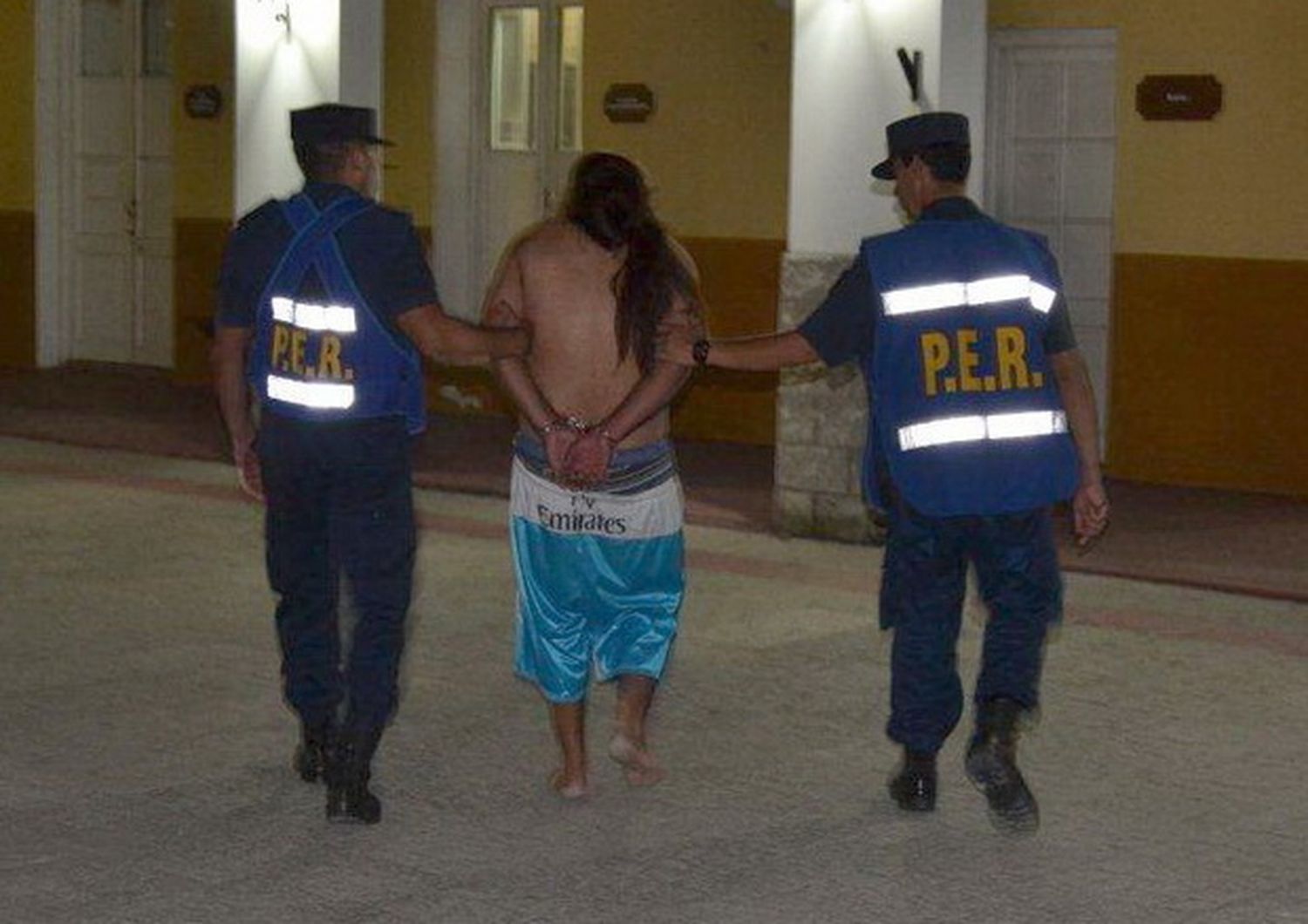 Amenazaba con chuzas a su mujer embarazada e hijos y originó daños a la patrulla