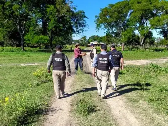 Efectivos de la Policía de Formosa y agentes de la UEAR realizan patrullajes rurales y mantienen contacto directo con productores ganaderos para prevenir el abigeato en zonas ribereñas de la provincia, fortaleciendo la seguridad en el campo.